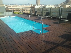 Acuchillado de superficie de madera de piscina. Antes
