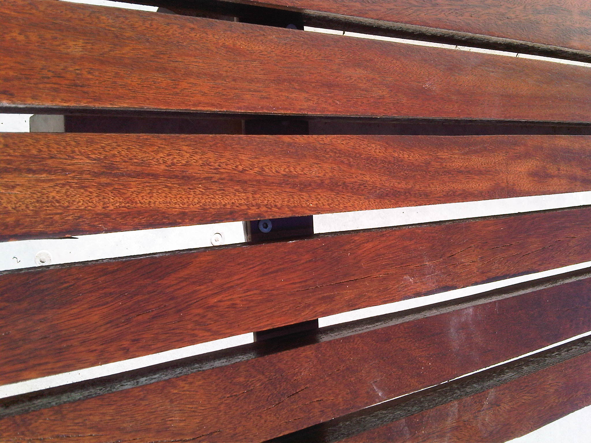 Limpieza de graffits y restauración de los bancos de madera. Mantenimiento del mobiliario urbano en Castalla