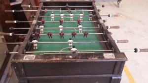 Lacados barnizados restauracion futbolin antes