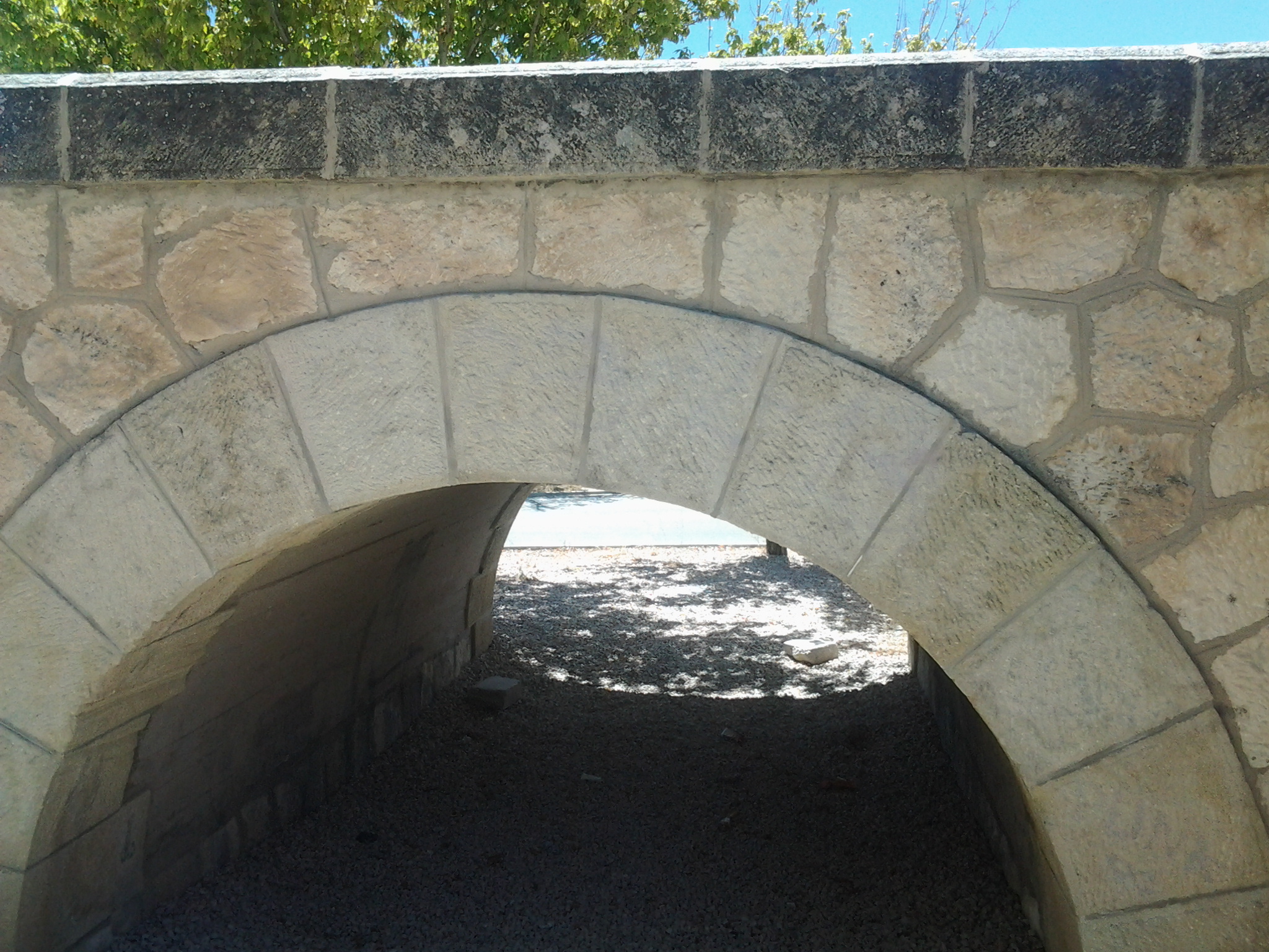 Limpieza de las pintadas del puente de Ibi con chorro de arena