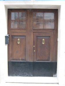 Portón restaurando antes