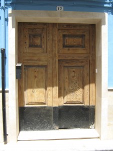 Portón restaurando antes