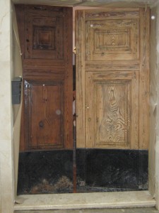 Portón restaurando antes