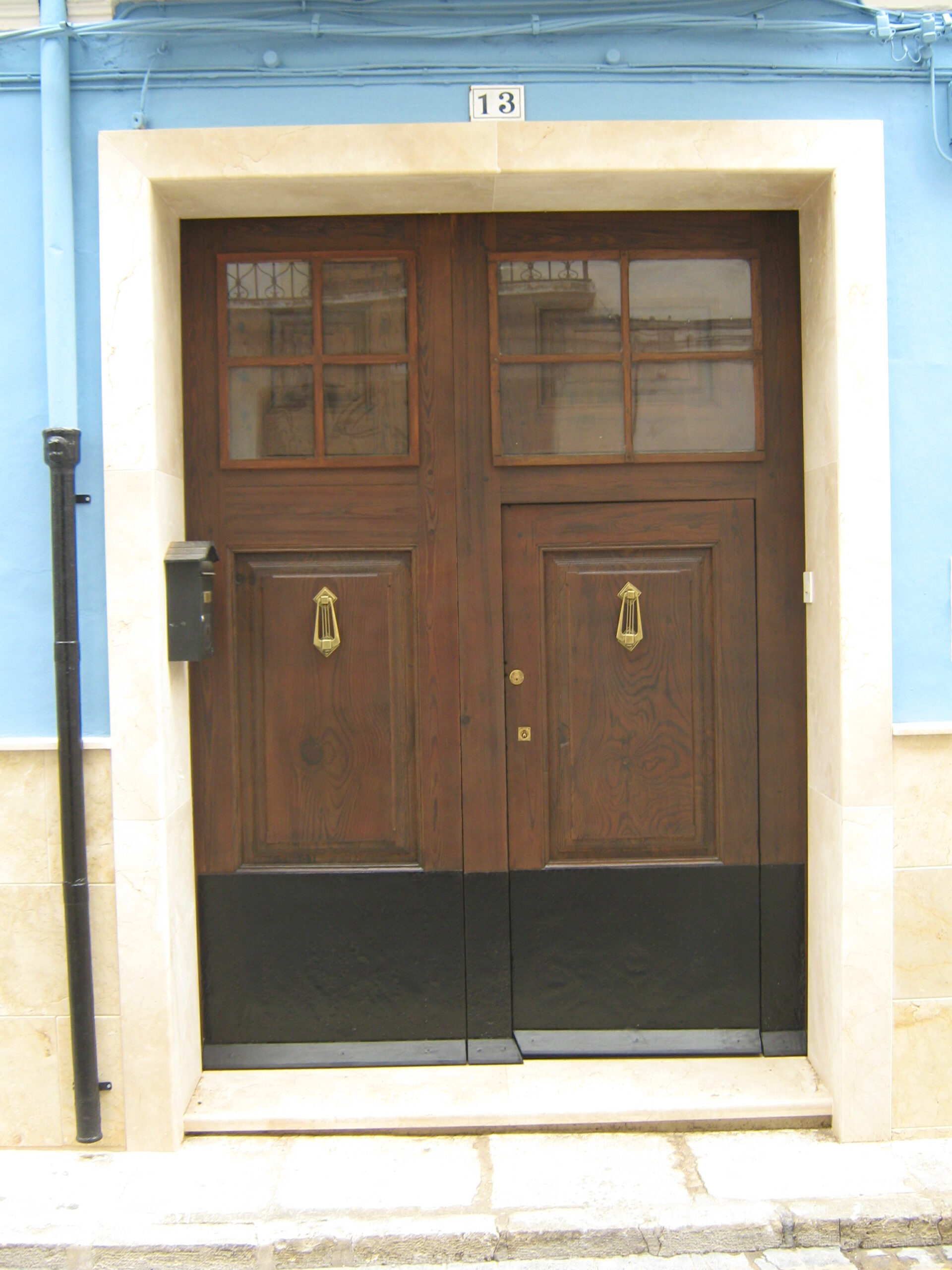 Portón restaurando después.