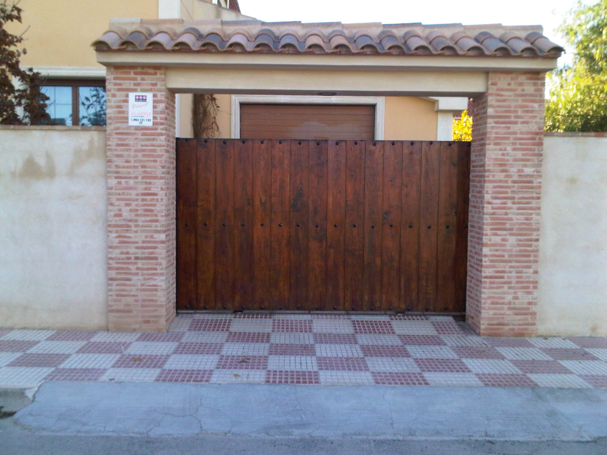 Eliminación de pintura en mal estado en la puerta principal de un chalet en Santa Pola