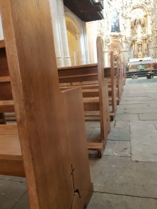detalle del acabado de los bancos de la basílica de santa maría en alicante
