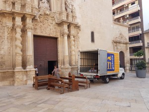 Trabajo de restauració de los bancos de la basílica de santa maría de Alicante de Galvañ Lacados