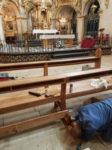 Galvañ Lacados acabando el trabajo de restauración de los bancos de la Basílica de Santa María