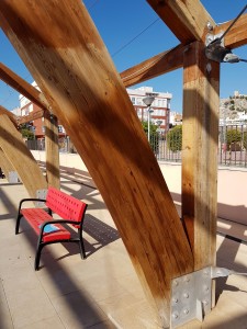 Tenido de las vigas de madera de la piscina de un polideportivo