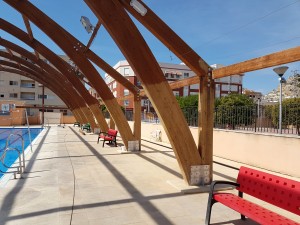Lijado y tenido de las vigas de madera de una piscina