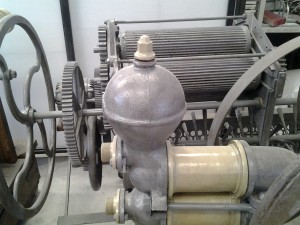 Restauración de una máquina antigua en una bodega