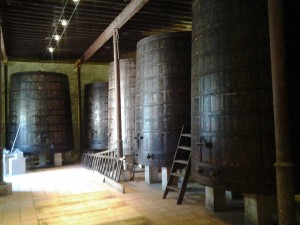 tonel de madera restaurado en una bodega