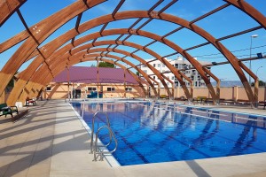 Lijado y tenido de las vigas de madera de una piscina