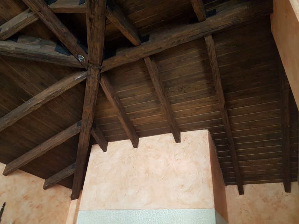 Arenado y lacado de techo de madera en blanco envejecido