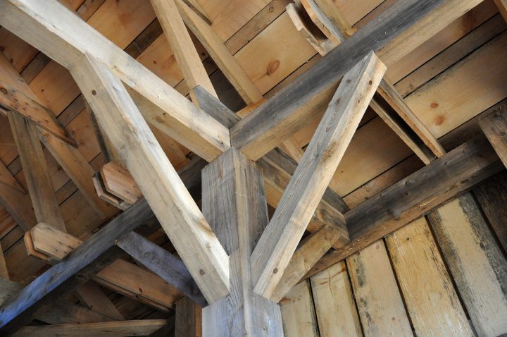 Arenado de techos de madera para decoración de interiores