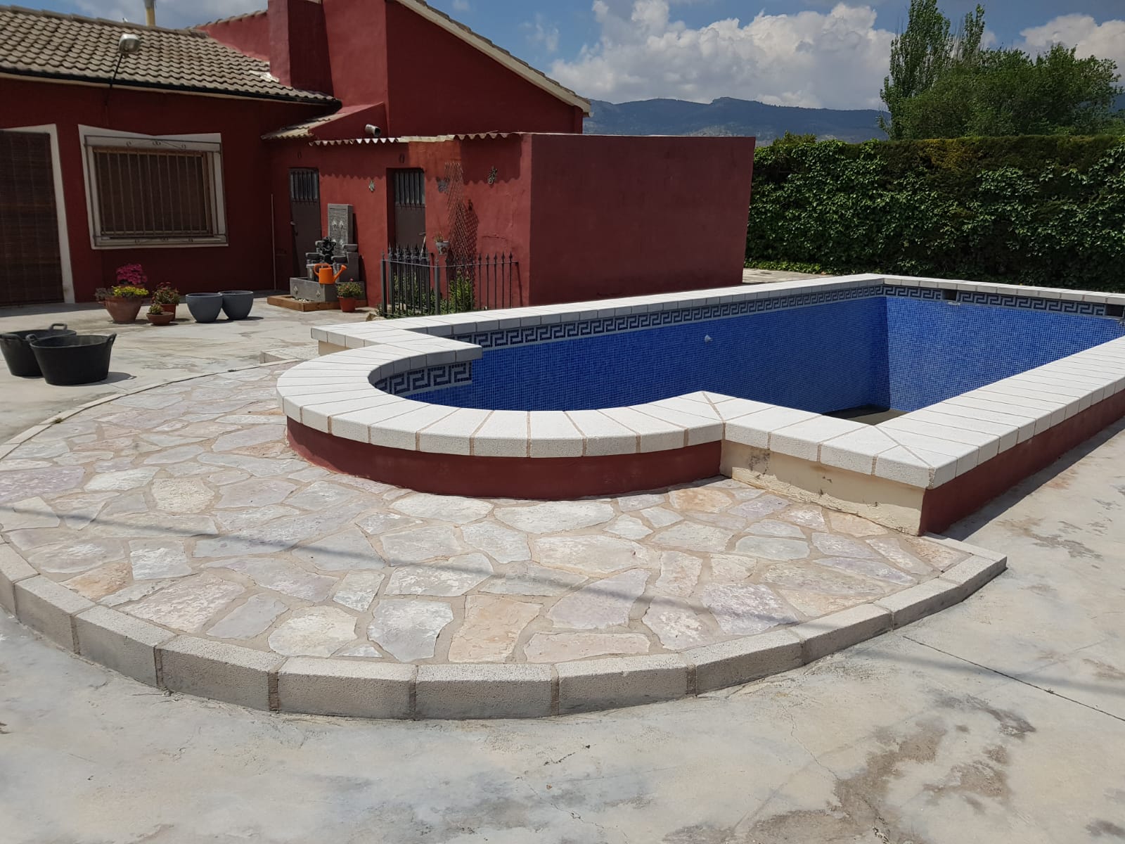 Arenado de piscina para su restauración