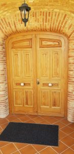 Restauración y lacado en dos colores de portón