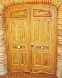 Restauración y lacado en dos colores de un portón