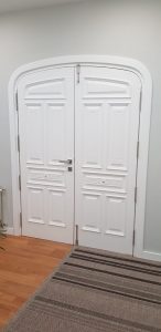 Lacado en blanco de un portón
