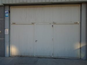 Lacado de la puerta de entrada de una nave industrial en Onil