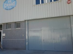 Puerta de la nave inbdustrial después del trabajo de lacado