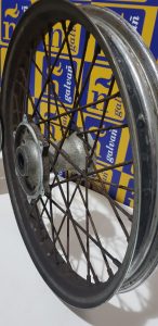 Detalle de una llanta de moto antes del arenado