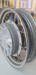 Limpieza de llantas de moto con chorreado de arena