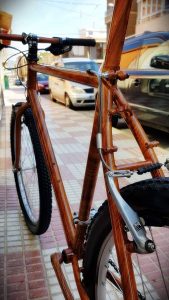 Hidroimpresion de una bicicleta con lamina de madera