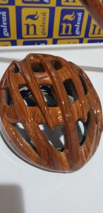 Casco de una bicicleta decorado con hidroimpresion