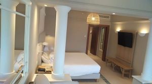 Interior de una habitación del Hotel Villaitana restaurada