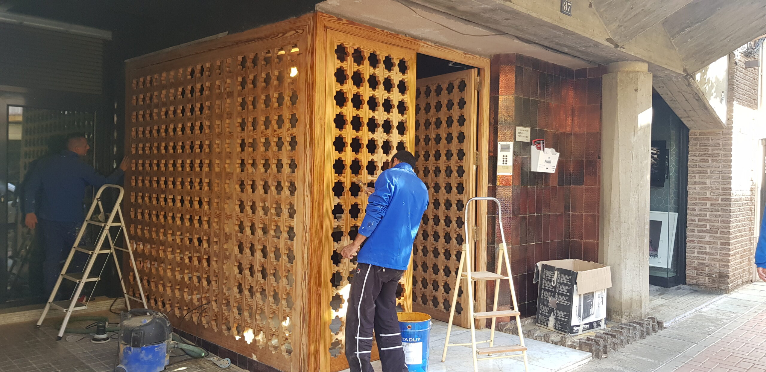 Restauración de fachada de madera en Onil Alicante