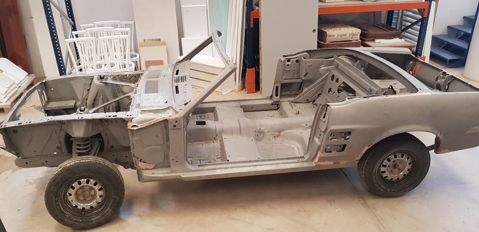 Arenado de coche Mustang vehículo clásico