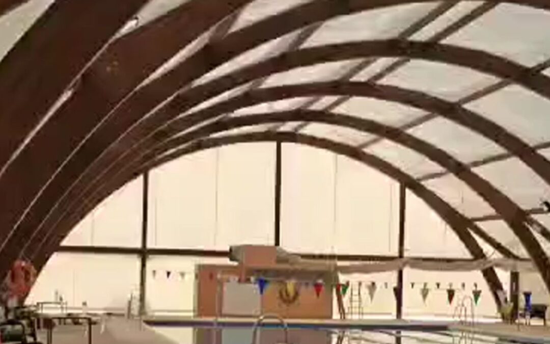 Limpieza y mantenimiento de los suelos de la Piscina Municipal de Castalla