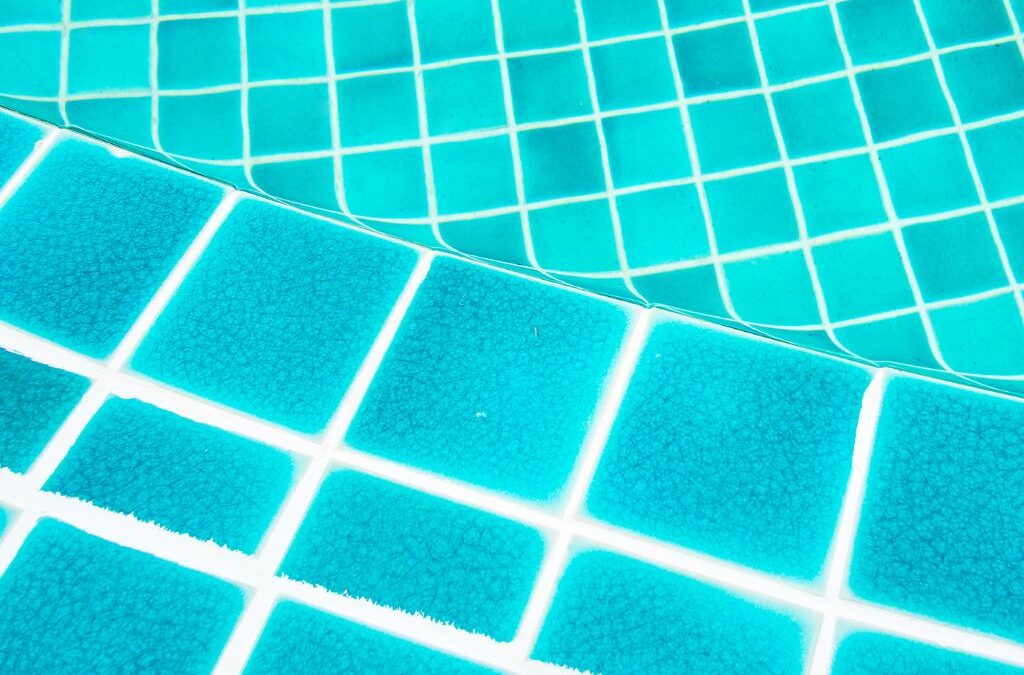 Renovar el borde de tu piscina: cómo quitar la cala de las manisas y recuperar la piedra decorativa original